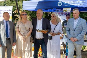 Burmistrz Miasta i Gminy Gryfino stojący oraz przedstawiciele gminy na dla namiotu ŚDS